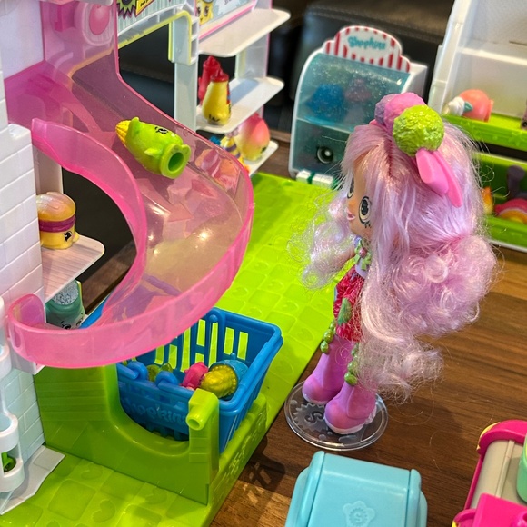 Lot of Hundres of Shopkins - Picture 10 of 13